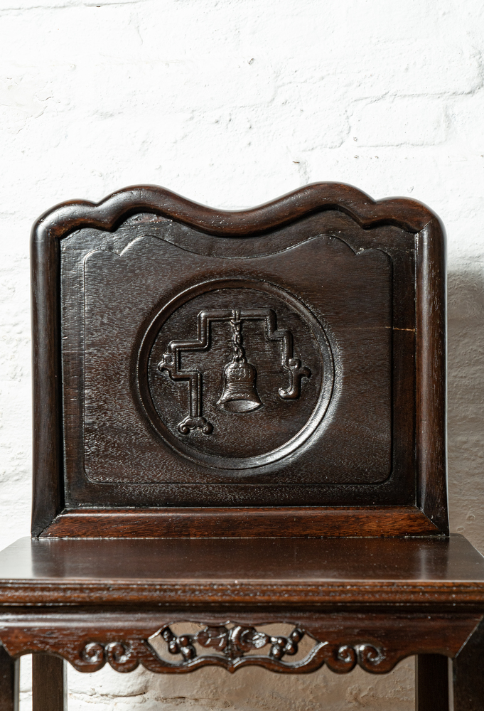 Par de cadeiras em madeira com o espaldar recortado com entalhes - Imagem 4