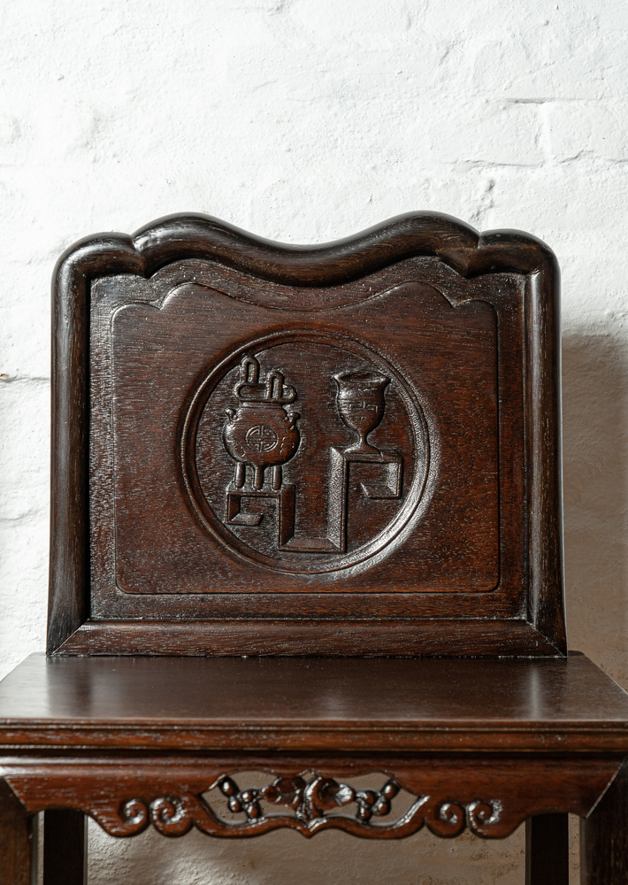 Par de cadeiras em madeira com o espaldar recortado com entalhes - Imagem 3