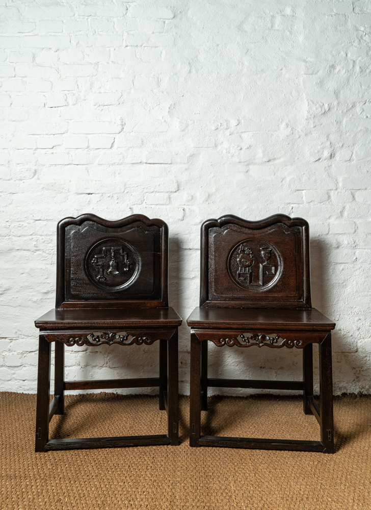 Par de cadeiras em madeira com o espaldar recortado com entalhes - Imagem 5