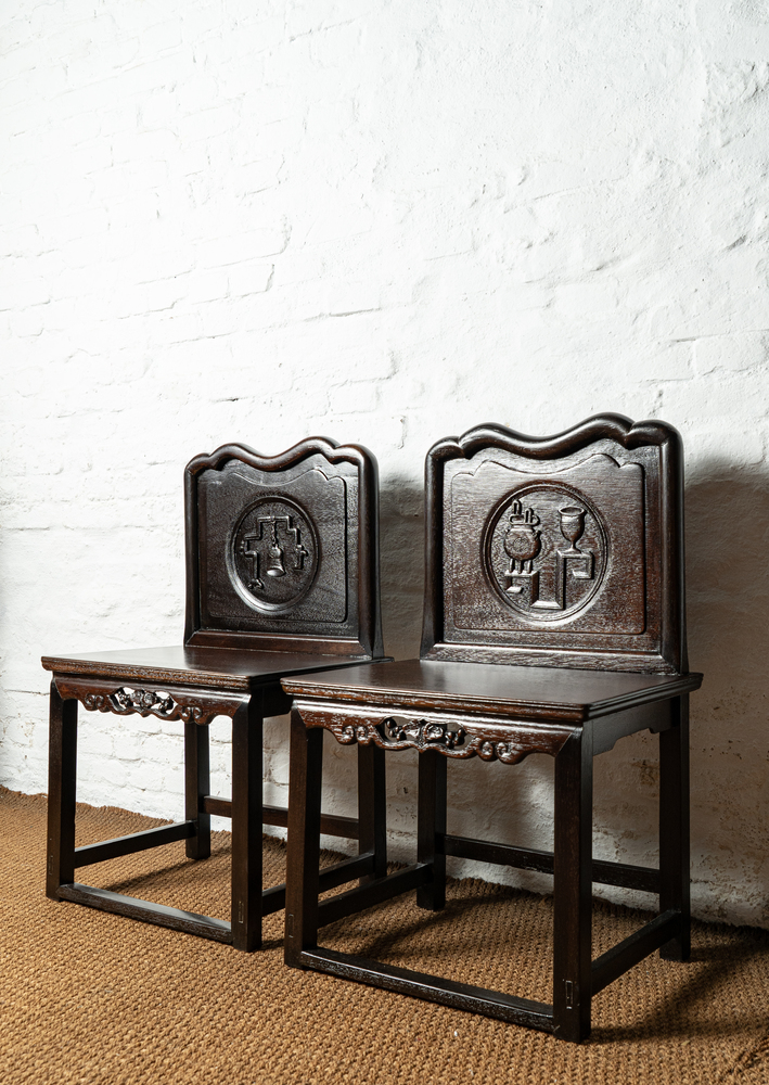 Par de cadeiras em madeira com o espaldar recortado com entalhes