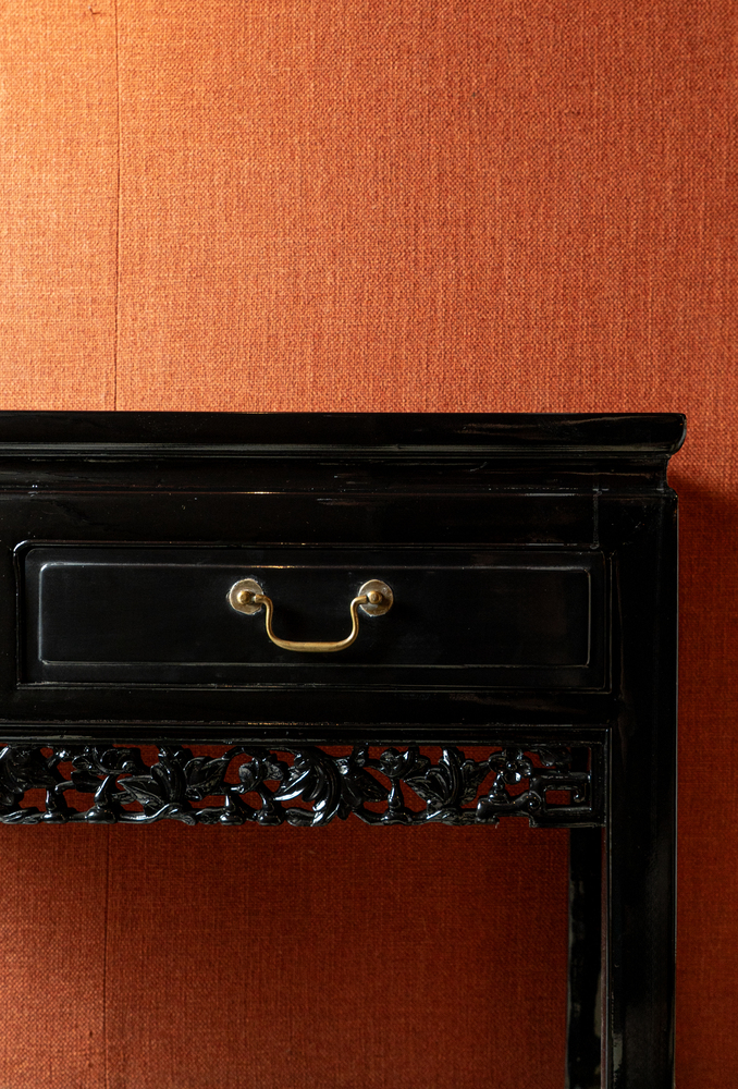 Console em madeira laqueada na cor preta brilhante. Europa, séc. XX. - Imagem 2