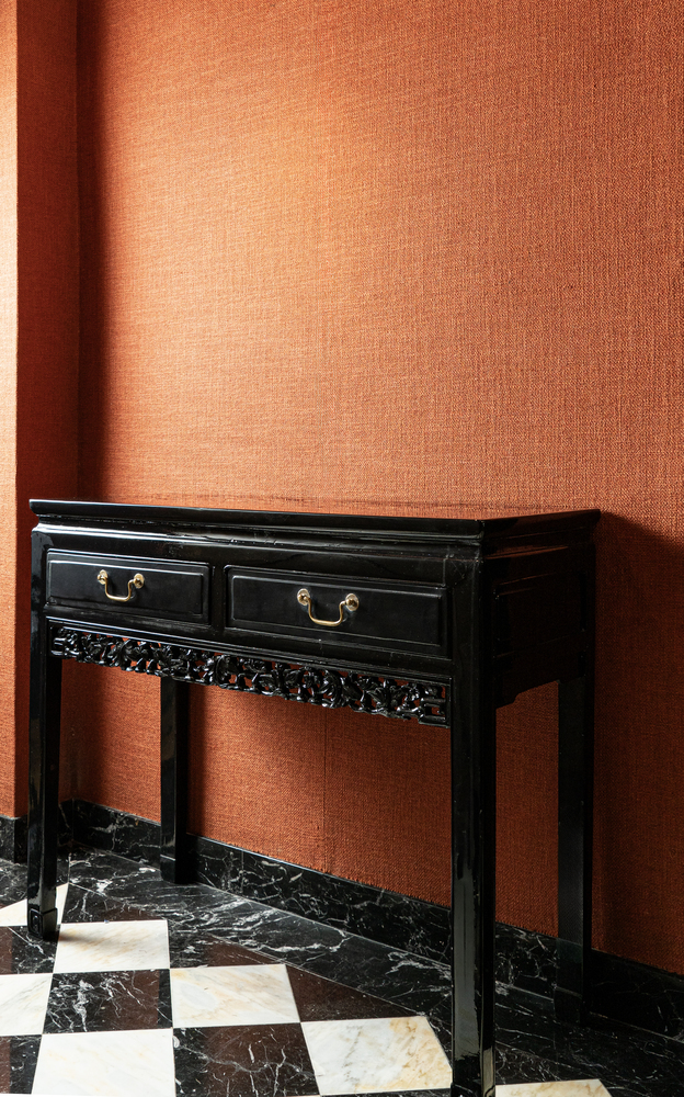 Console em madeira laqueada na cor preta brilhante. Europa, séc. XX.