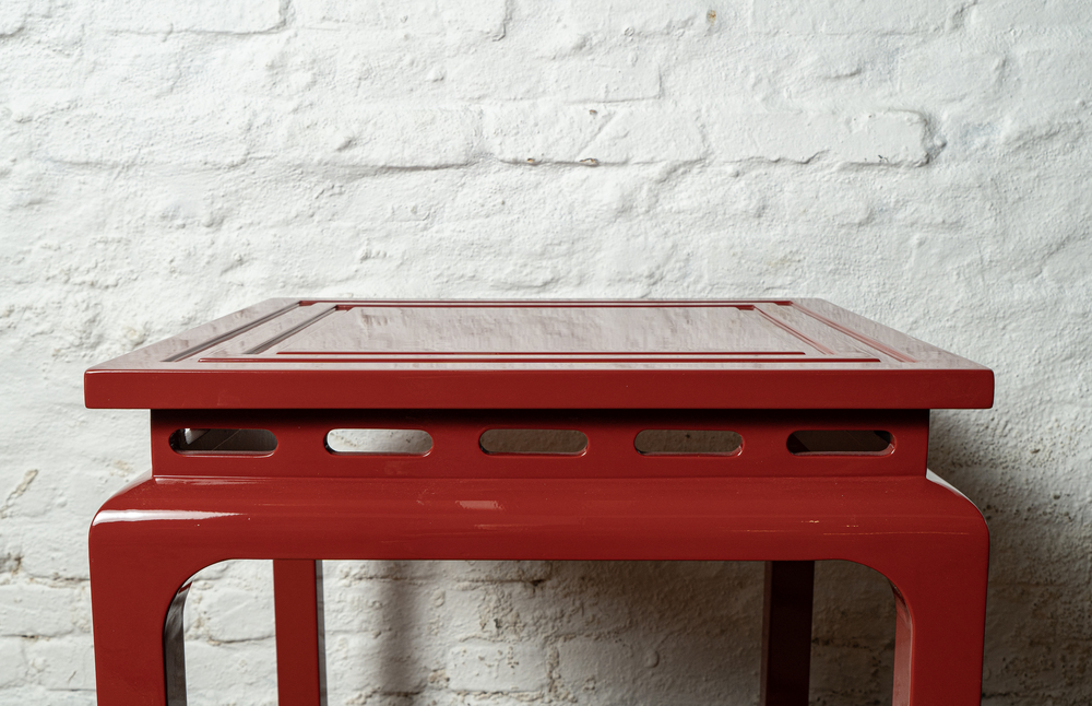 Maison Jansen. Par de mesas laterais laqueadas em tom de vermeho similar à cor laca chinesa. - Imagem 3