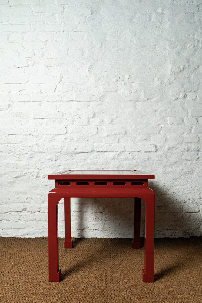 Maison Jansen. Par de mesas laterais laqueadas em tom de vermeho similar à cor laca chinesa. - Imagem 4