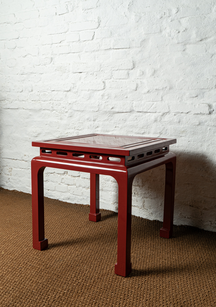 Maison Jansen. Par de mesas laterais laqueadas em tom de vermeho similar à cor laca chinesa.