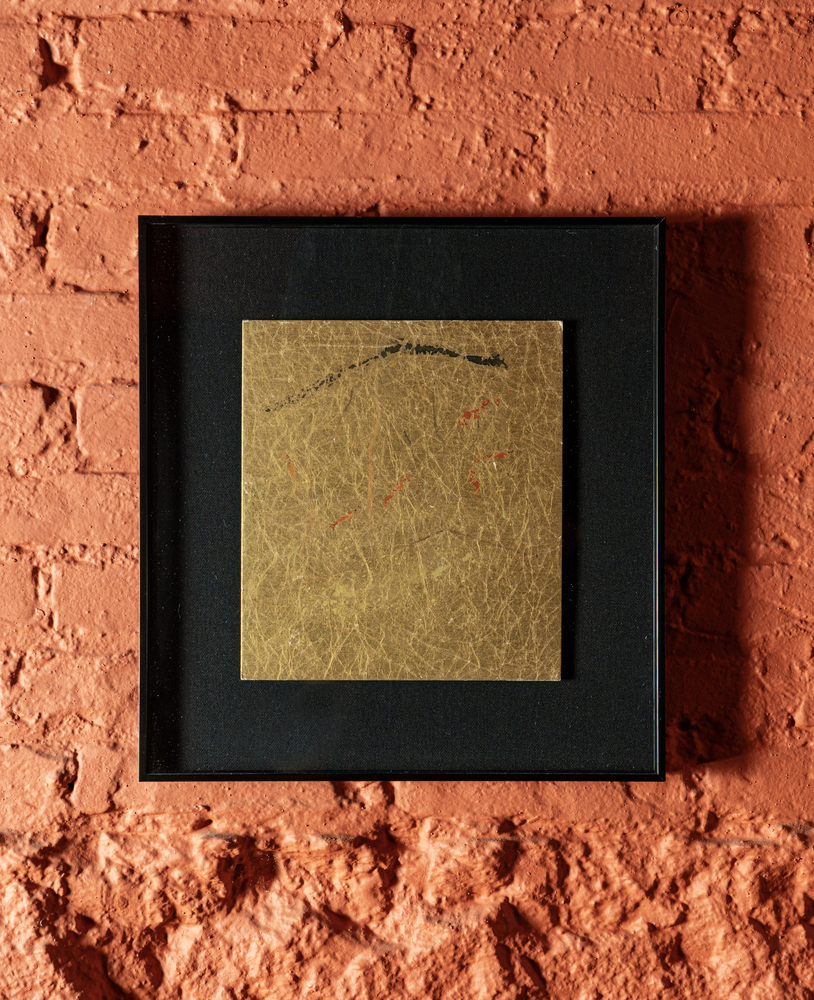Aquarela japonesa sobre papel dourado emolduradas em alumínio preto. Apresenta representação de croqui.