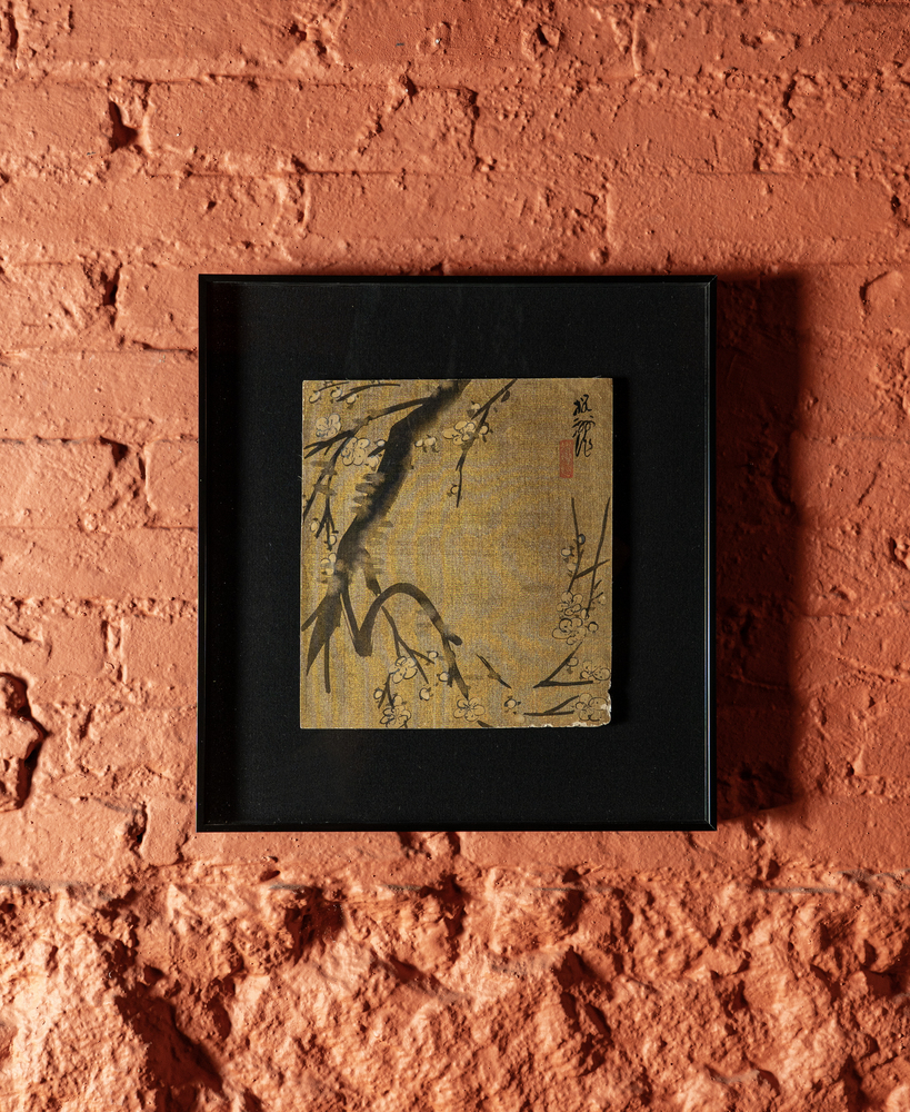 Aquarela japonesa sobre papel dourado. Apresenta representação de galho de cerejeira.