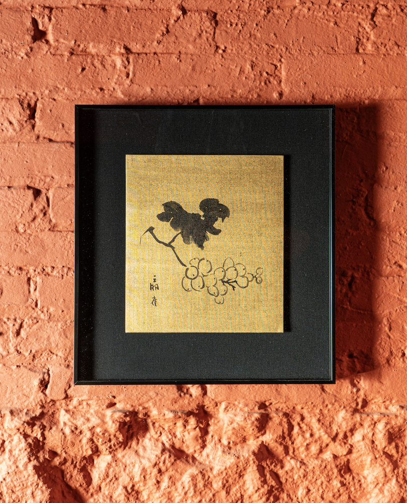 Aquarela japonesa sobre papel dourado emolduradas em alumínio preto. Apresenta representação de cacho de uvas.